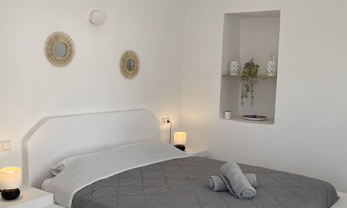 Akrotiri House | OLD WINERY (Superior)