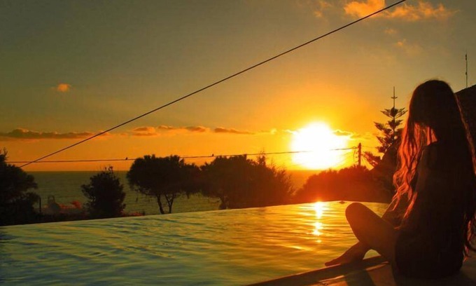 Kamari Villa | R 3297 Villa Harvey With Alarm Clock ,Air Conditioning & Beach Towels.