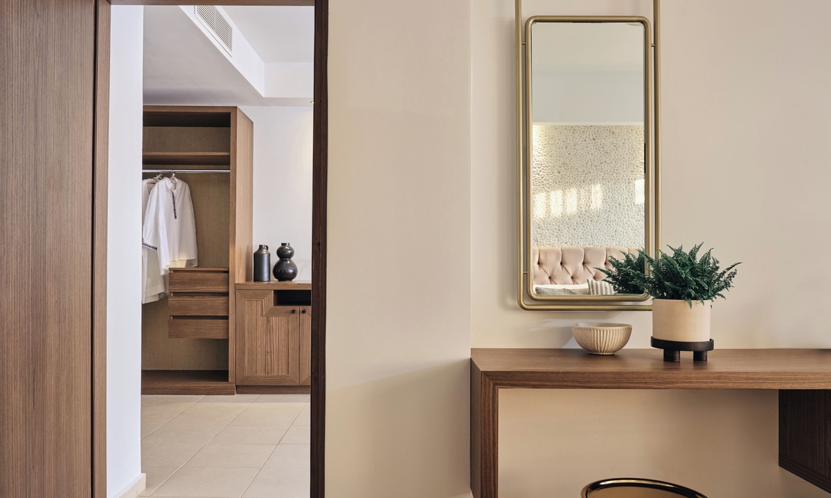 Lavris Hotel | The Royal Blue