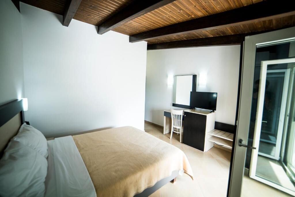 Kamena Vourla Hotel | DELLIS