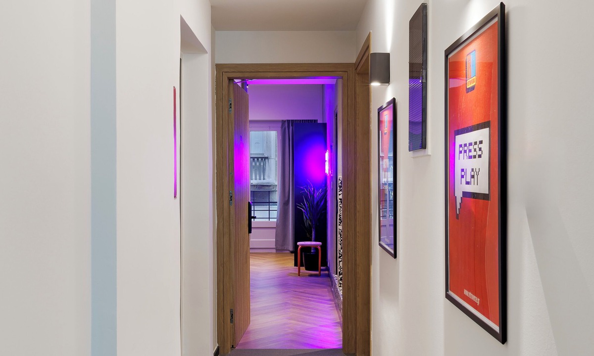 Omonia Hostel | Retroverse Eccentric Stay