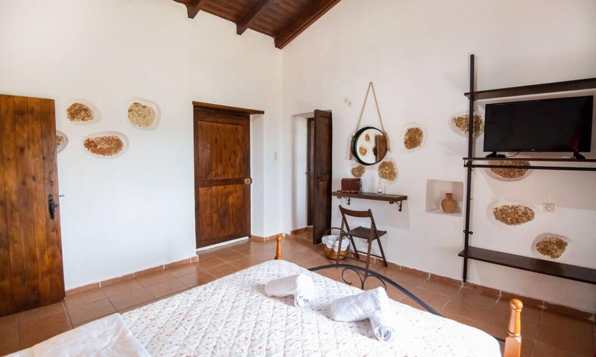 Skouloufia Villa | Roupes Stone House in Roupes
