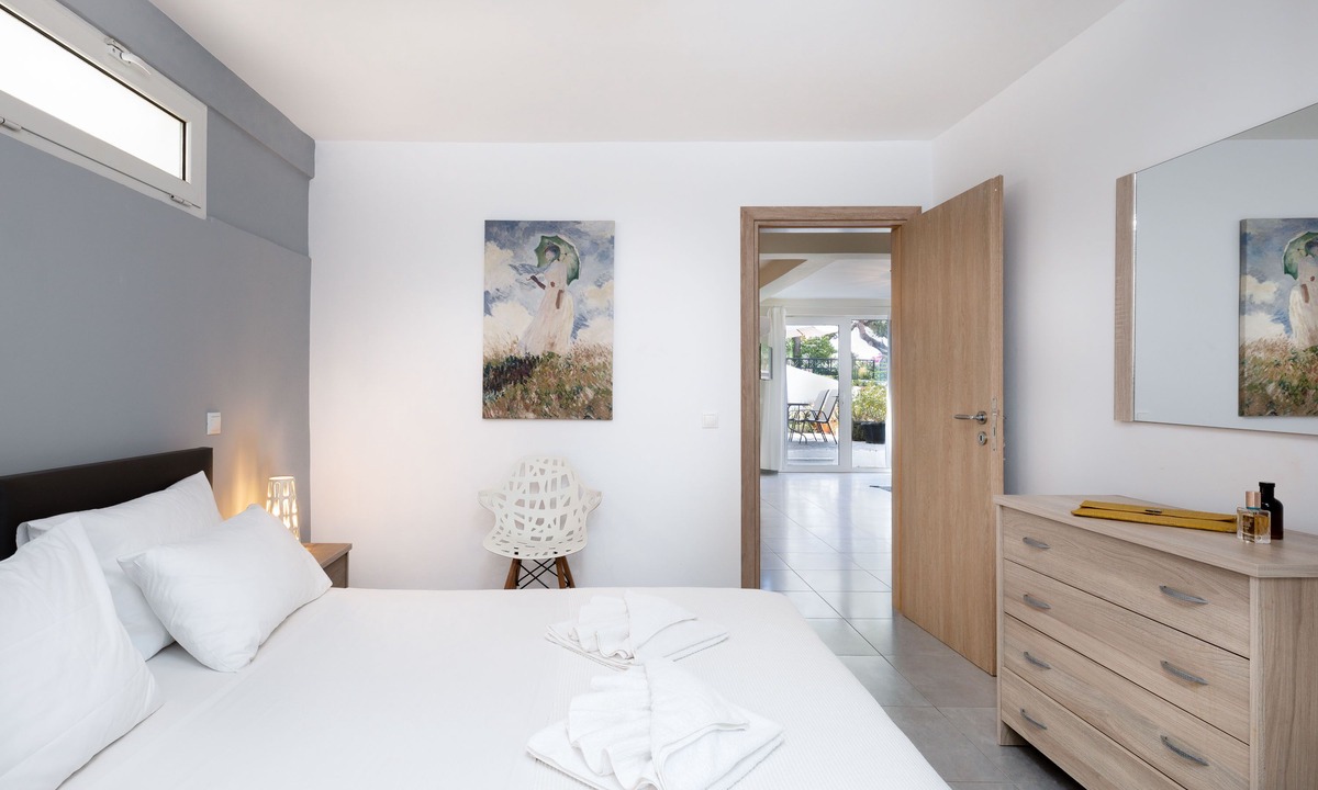 Vouliagmeni Apartment | Two Bedroom Apartment with Garden by BluPine (Vouliagmeni Stylish Homes)