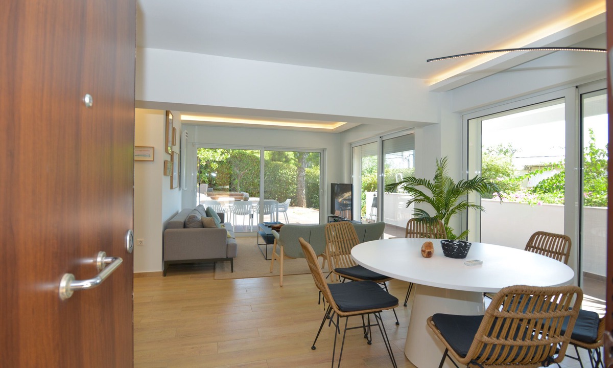 Vouliagmeni Condo | Vouliagmeni Beach Stylish house private garden