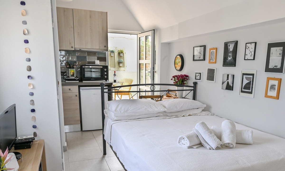 Exarhia Apartment | Top of the city Central studio with Acropolis View
