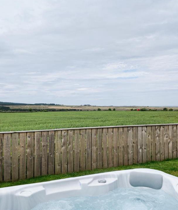 Wick Villa | Fir Tree Lodge - Luxurious Lodge with Hot Tub on the NC500 - Thrumster Lodges
