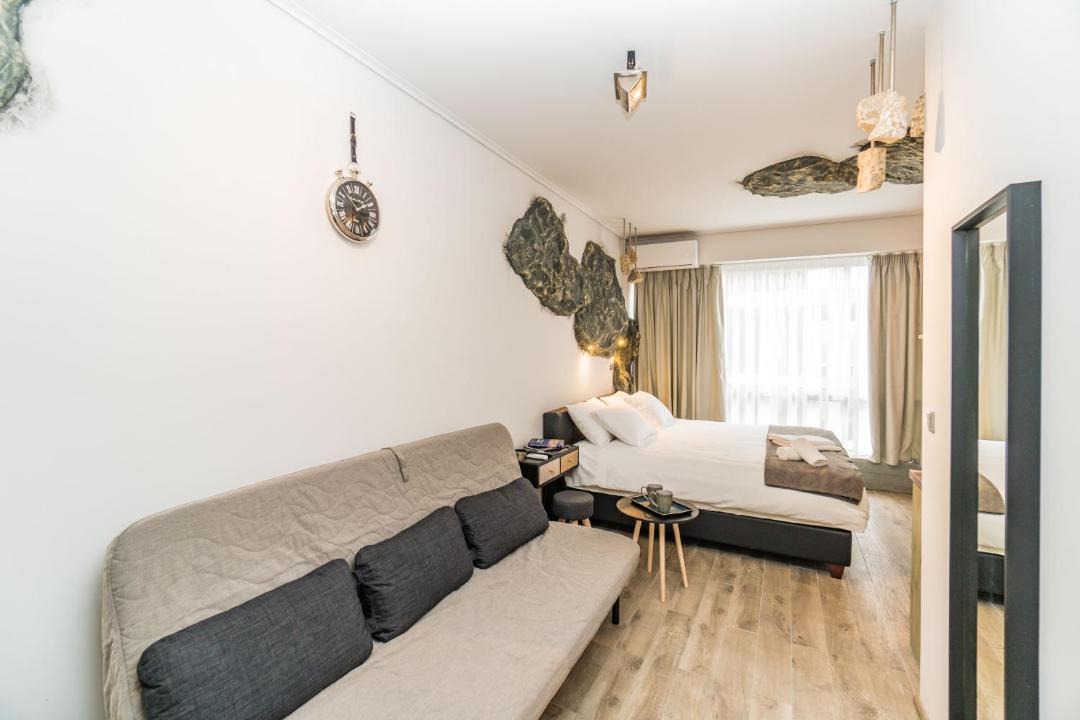 Thessaloniki City Centre Apartment | GraffitiSuites#Stone