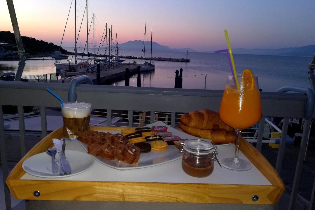 Melissopetra Hotel | marilena