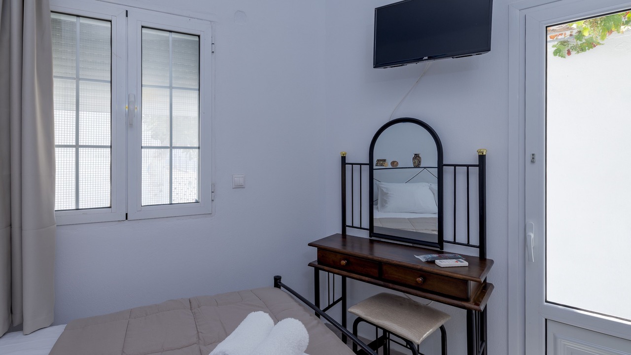 Photo of Bedroom in Exo Gialos