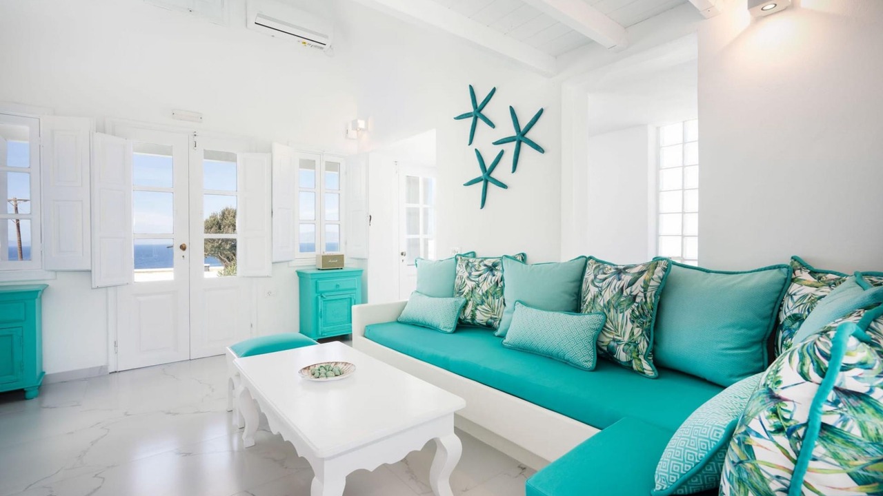 Photo of Livingroom in Amoudi Bay