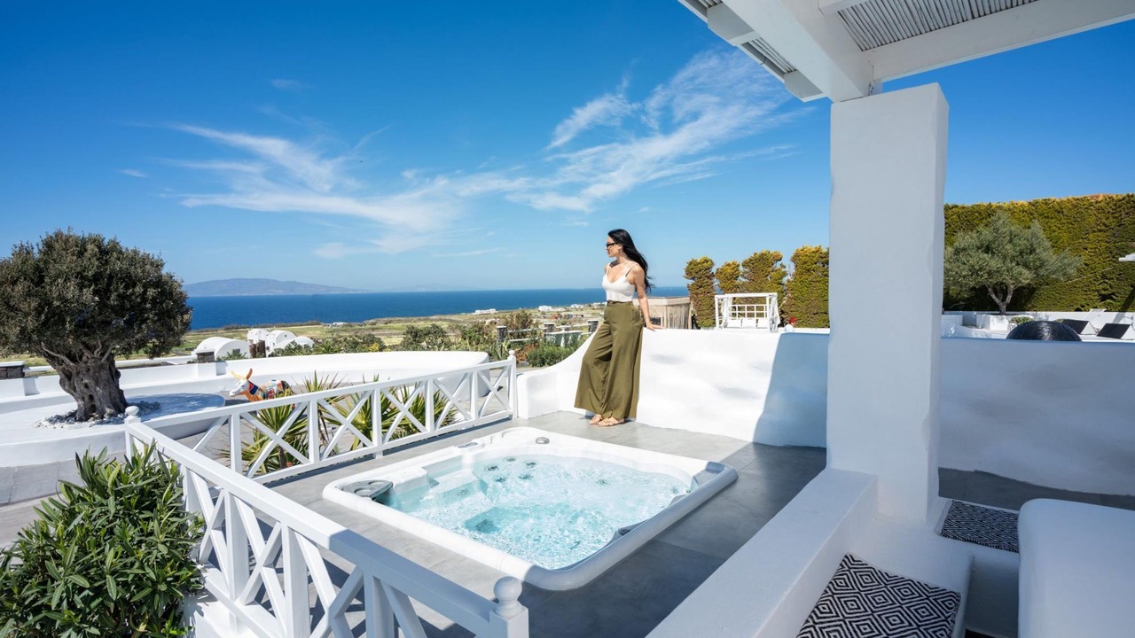 Photo of Patio Balcony in Amoudi Bay