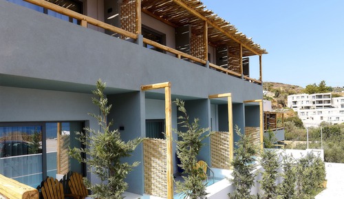 Deluxe Suite, 1 Bedroom, Pool Access, Partial Sea View