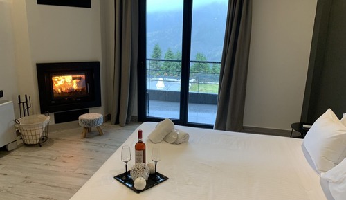 Deluxe Suite, Fireplace