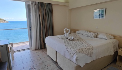 Family Room, Connecting Rooms