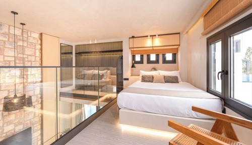 Deluxe Suite, Partial Sea View