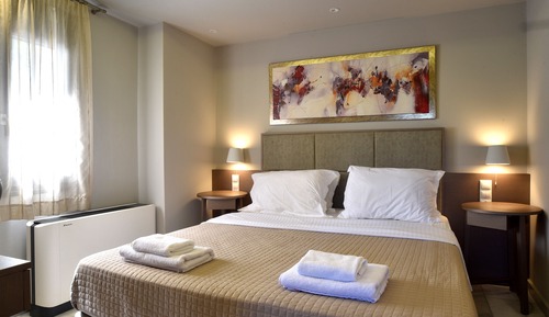 Suite Two Bedroom Split Level with Sharing Pool