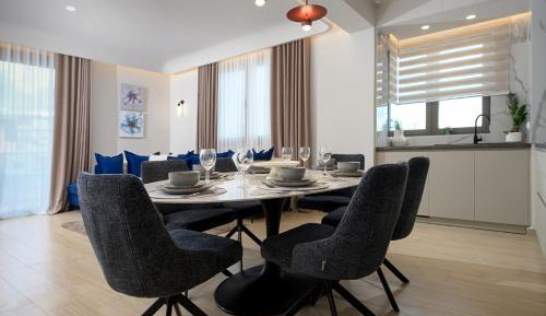 Two-Bedroom Deluxe Apartment with Balcony