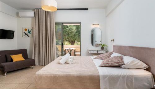 Deluxe Double Room (2 Adults + 1 Child)