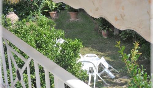 Studio with Balcony and Garden View