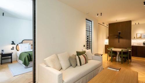 Deluxe King Suite