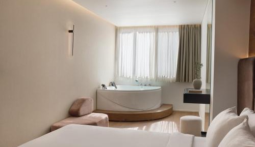 Deluxe Suite With indoor Spa Bath
