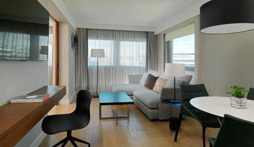 Corner Suite with King Bed and City or Park View