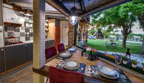 Family Room with Garden View