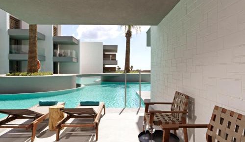 Family Room Swim up Pool View 