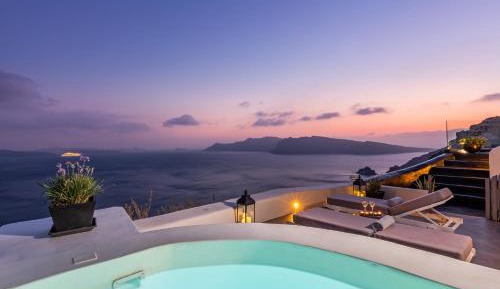 Deluxe Suite with jetted tub and Caldera View