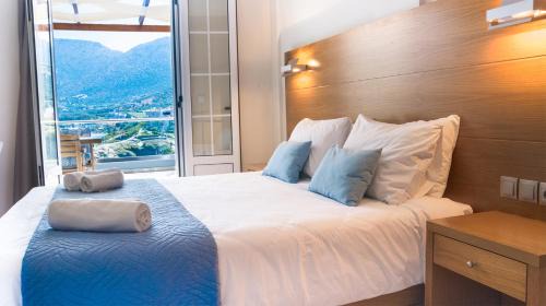 Deluxe One-Bedroom Apartment with Sea View and Terrace