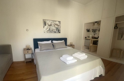 Markopoulon House | Garden Square Inn