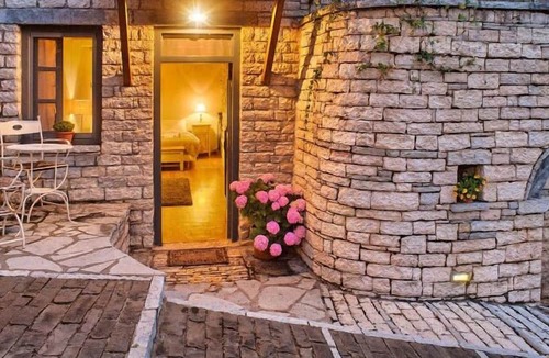 Aristi Hotel | Artsistas Houses