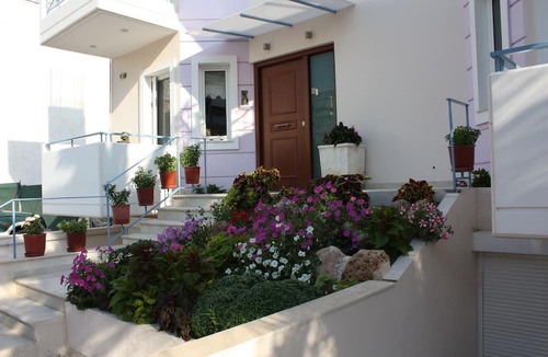 Elliniko-Argyroupoli House | Veggie Garden Athens B&B