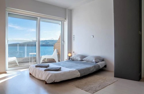 Itea House | Luxury on the Water - Seaside Maisonette in Itea