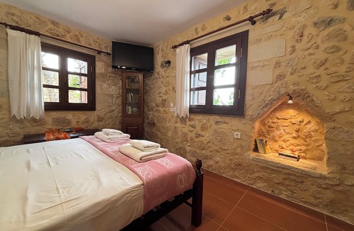 Roumeli Villa | Electra Stone Suite