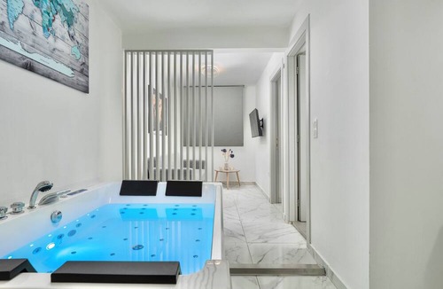 Thessaloniki City Centre Villa | Premium Jacuzzi Suite at the City Center