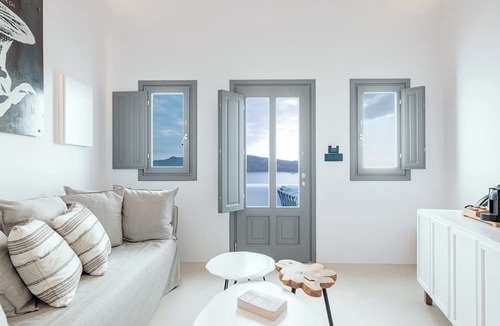 Oia Hotel | IKIES Santorini