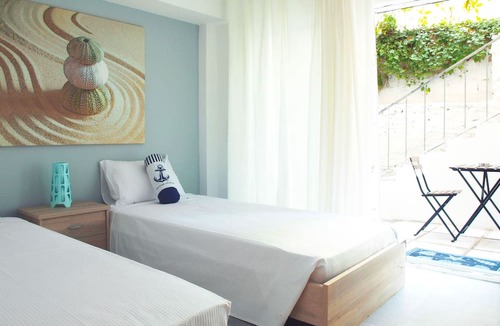 Vouliagmeni Apartment | Two Bedroom Apartment with Garden by BluPine (Vouliagmeni Stylish Homes)