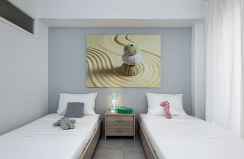Vouliagmeni Apartment | Two Bedroom Apartment with Garden by BluPine (Vouliagmeni Stylish Homes)
