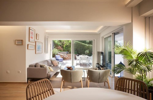 Vouliagmeni Condo | Vouliagmeni Beach Stylish house private garden