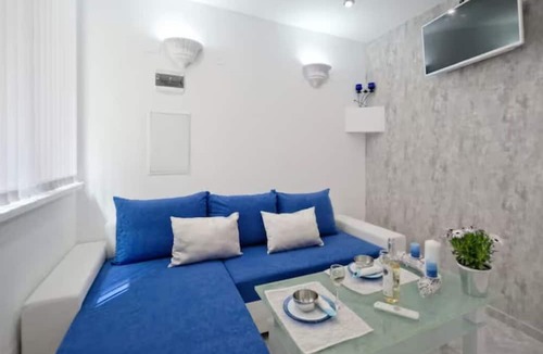 Mousio Apartment | SANTORINI STYLE IN ATHENS! GERGEOUS BATHTUB/NATHIONAL ARCHEOLOGICAL MUSEUM
