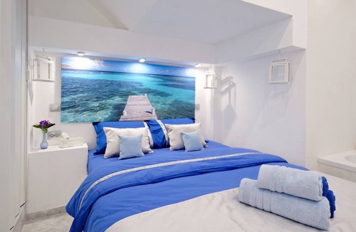 Mousio Apartment | SANTORINI STYLE IN ATHENS! GERGEOUS BATHTUB/NATHIONAL ARCHEOLOGICAL MUSEUM