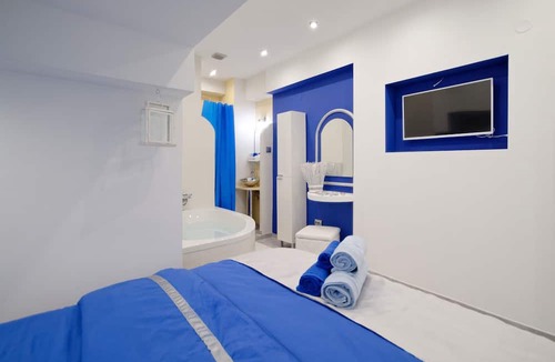 Mousio Apartment | SANTORINI STYLE IN ATHENS! GERGEOUS BATHTUB/NATHIONAL ARCHEOLOGICAL MUSEUM