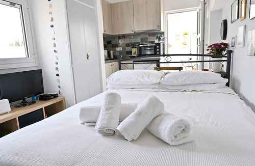 Exarhia Apartment | Top of the city Central studio with Acropolis View