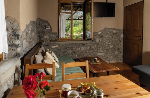 Agrafa Apartment | petrastero mountain Retreat-Agrafa