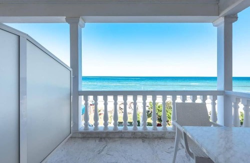 Katerini Apartment | Blue Flag Studios Nilie Hospitality