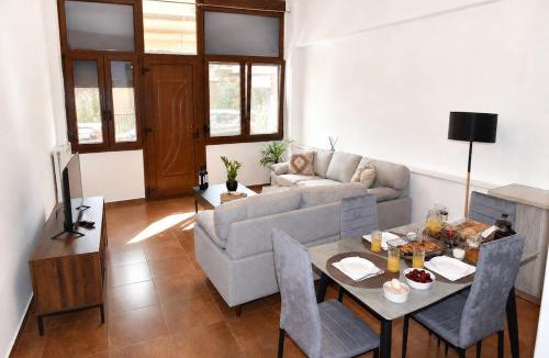 Trikala Apartment | Fully Renovated Apartment -700m from Mill of Elves-Free Parking & Fast WiFi