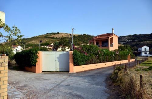 Mourteri House | Eliza 2 bedroom sunny beach house with sea view