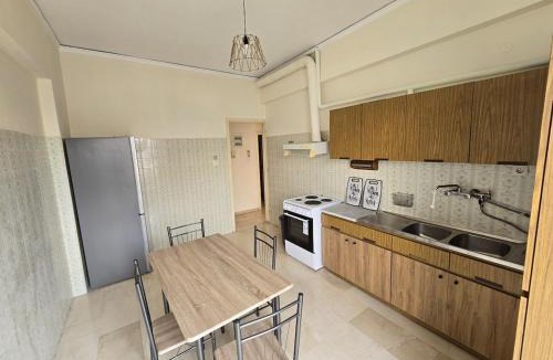 Piraeus House | GRI LAMBR - Room 2 - SHARED APARTMENT - Beautiful Views in The Center Of Piraeus