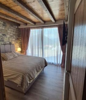 Karpenisi House | The house in the Cobbled road Suite